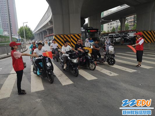 郑州市盲聋哑学校志愿者维持骑车行人秩序 (2)