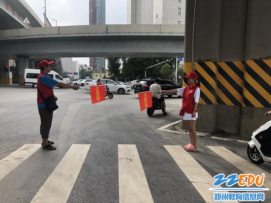 郑州市盲聋哑学校志愿者维持骑车行人秩序4