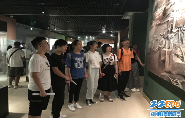 李冰冰老师带领参观博物馆 李冰冰老师带领参观博物馆