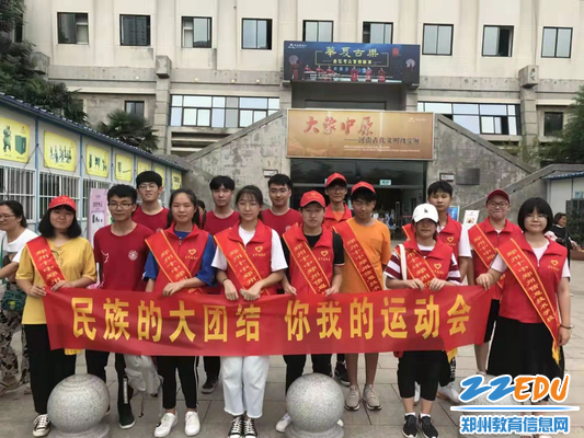 与大学生合影 与大学生合影