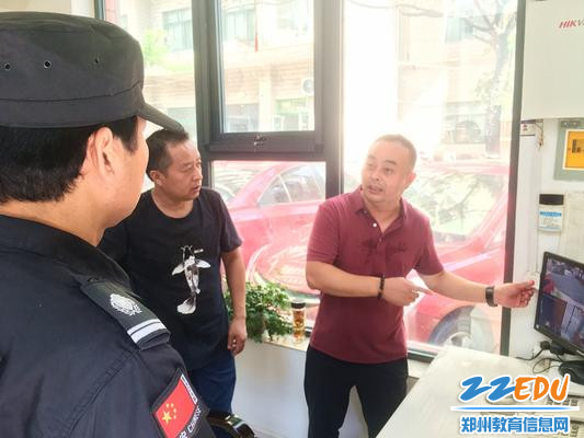 后勤主任郭振华对保安人员强调一键报警系统及监控系统的使用与维护