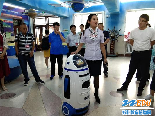 3.智能机器人参与教学管理