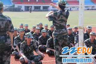 班长带领学生唱军歌 班长带领学生唱军歌