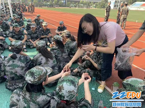 班主任给大家分发水果关怀学生 班主任给大家分发水果关怀学生