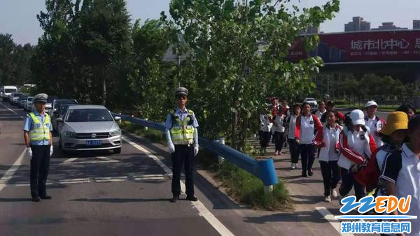 交通同志为大家保驾护航 交通同志为大家保驾护航