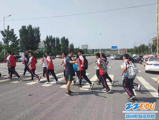 体育老师为大家保驾护航 体育老师为大家保驾护航