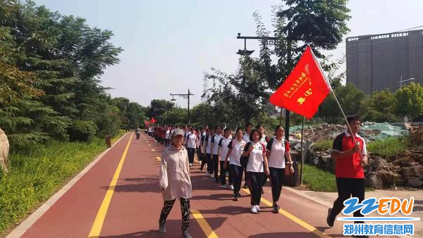 学生发展中心周丹主任和大家在一起 学生发展中心周丹主任和大家在一起