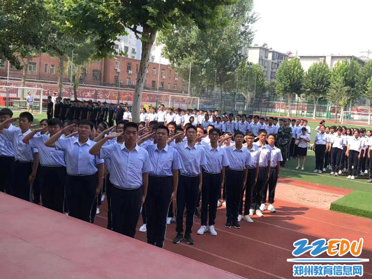 学生方阵演示敬礼 学生方阵演示敬礼