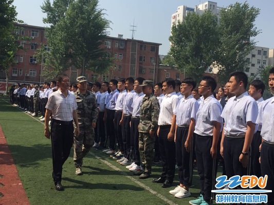 王玉保校长检阅方队 王玉保校长检阅方队