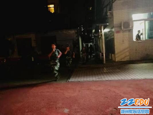 学生紧急撤离“发生火灾”的宿舍 学生紧急撤离“发生火灾”的宿舍