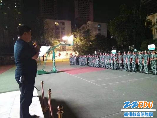 学生处主任周子豪总结当天的消防演练 学生处主任周子豪总结当天的消防演练