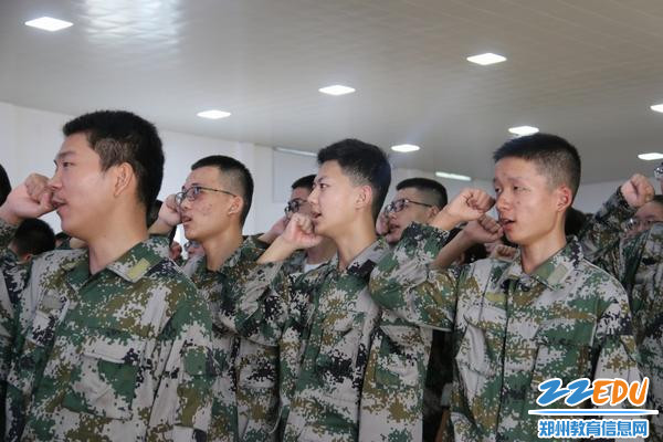 5学生进行宣誓 5学生进行宣誓