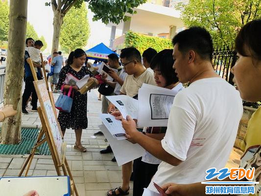 家长们在咨询台太阅读招生流程_调整大小 家长们在咨询台太阅读招生流程_调整大小