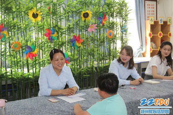 老师与新生亲切交谈_调整大小 老师与新生亲切交谈_调整大小