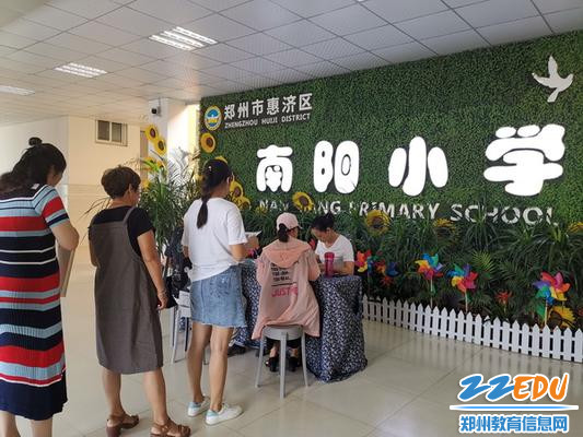 初审处老师认真帮家长审核材料_调整大小 初审处老师认真帮家长审核材料_调整大小