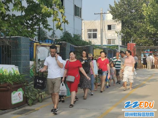 家长在老师的带领下陆续进入学校_调整大小 家长在老师的带领下陆续进入学校_调整大小