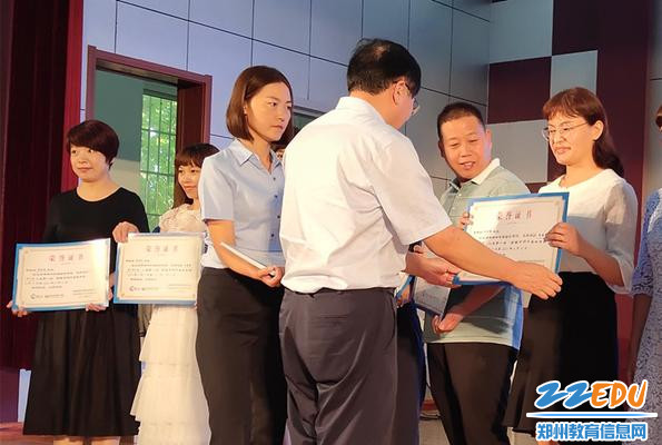 4.郑州高新区外国语小学荣获“第一届新教育种子计划基地学校” 4.郑州高新区外国语小学荣获“第一届新教育种子计划基地学校”