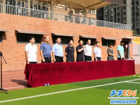 高新区实验中学校长张广伟宣布军训开营