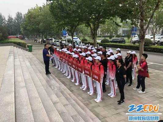 郑州61中教师，国际级毽球裁判员樊朝辉给运动员讲解注意事项