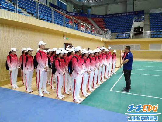 郑州61中教师，国际级毽球裁判员樊朝辉给运动员讲解合练流程