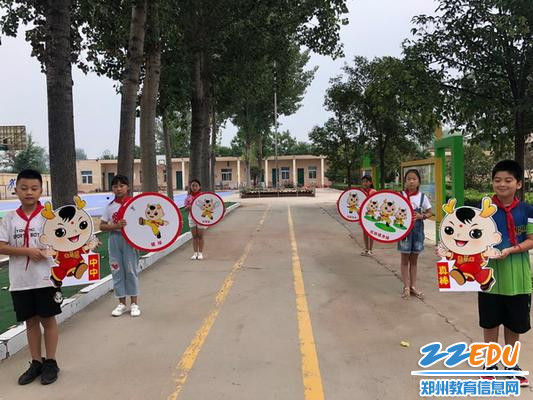 孙庄小学的志愿者和吉祥物中中迎接同学们的到来。_调整大小 孙庄小学的志愿者和吉祥物中中迎接同学们的到来。_调整大小