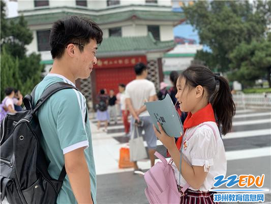 实验小学孩子们向游客推介郑州 (2)