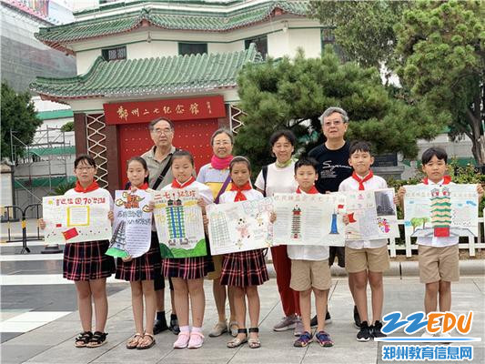 实验小学孩子们向游客推介郑州 (3)