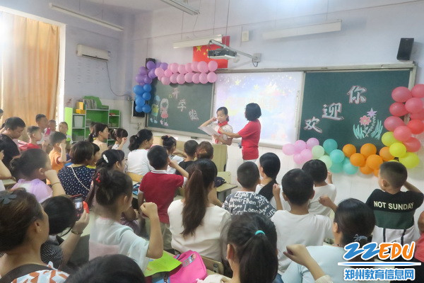 高年级学生代表带领学生宣誓_调整大小 高年级学生代表带领学生宣誓_调整大小