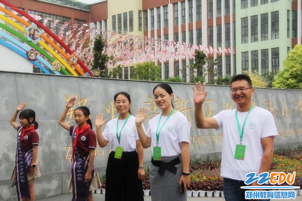 1.校领导与小礼仪们,在翰林校区门口迎接出彩果 1.校领导与小礼仪们,在翰林校区门口迎接出彩果