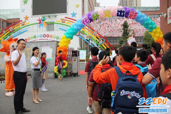 2.出彩果们与陈书记敬礼问好 2.出彩果们与陈书记敬礼问好