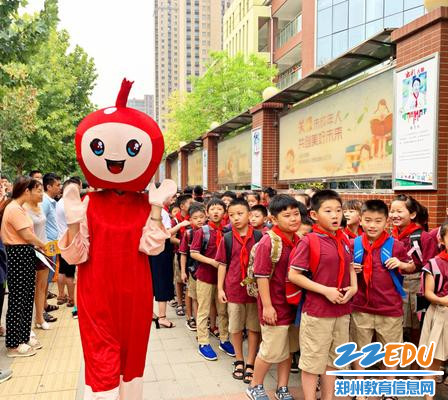 6.气质“石榴果”与孩子们问好 6.气质“石榴果”与孩子们问好