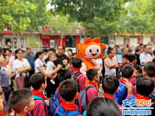 7.亲切“太阳花”与孩子们问好 7.亲切“太阳花”与孩子们问好