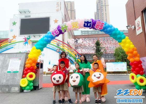 8.家委会志愿者与自己的宝贝合影留念 8.家委会志愿者与自己的宝贝合影留念