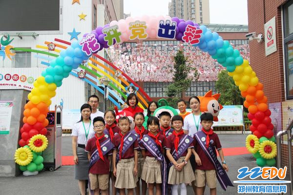 9.家委会志愿者以及校领导与小礼仪合影留念 9.家委会志愿者以及校领导与小礼仪合影留念