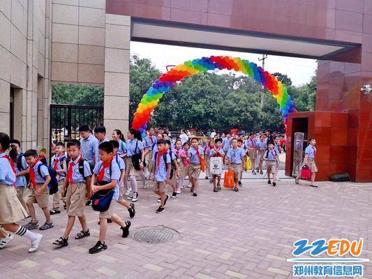 1 学生穿着校服集体返校 1 学生穿着校服集体返校