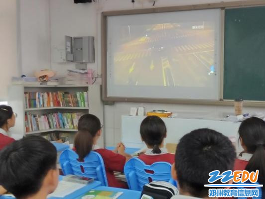 1同学们认真观看安全教育纪录片 1同学们认真观看安全教育纪录片