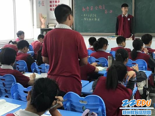 4面对校园欺凌、交通安全问题,同学们踊跃发言 4面对校园欺凌、交通安全问题,同学们踊跃发言