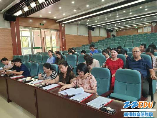 社团老师严阵以待,评委老师认真打分 社团老师严阵以待,评委老师认真打分