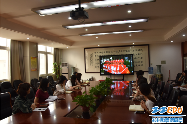 郑州42中志愿者学习观看《绿城“红绿灯”文明交通志愿者工作规范实训教学片》