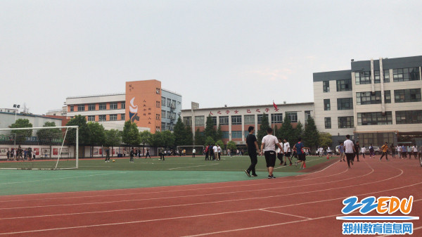 5操场上同学们课件活动的身影 5操场上同学们课件活动的身影