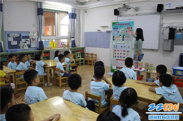5.张茜楠老师在为孩子们讲解垃圾分类