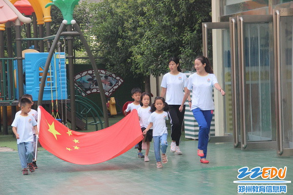 1、大班幼儿升旗_调整大小 1、大班幼儿升旗_调整大小