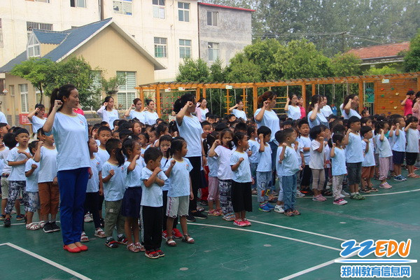 4、全体幼儿和全体教职工宣誓_调整大小 4、全体幼儿和全体教职工宣誓_调整大小