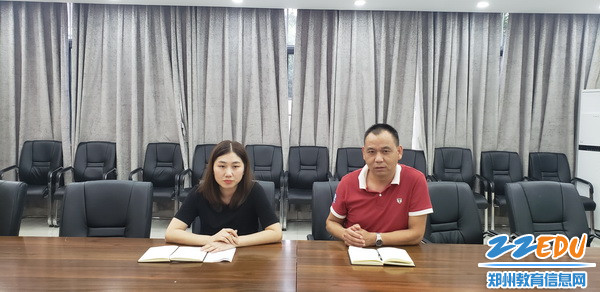 副校长李玉良和办公室主任崔慧莹部署安排体音美工作_调整大小 副校长李玉良和办公室主任崔慧莹部署安排体音美工作_调整大小