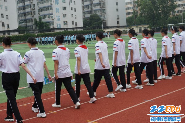 5小组成员齐步走 5小组成员齐步走