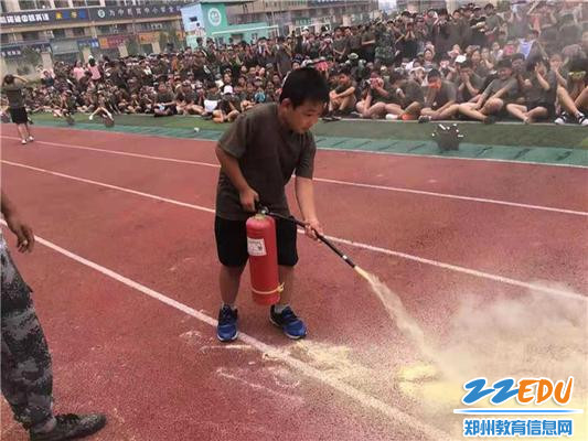 教官在教学生如何使用灭火器 (2) 教官在教学生如何使用灭火器 (2)