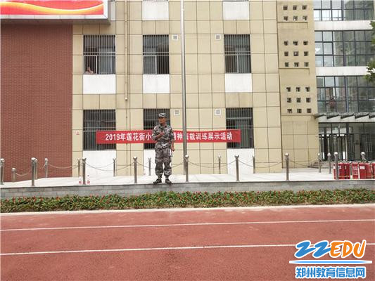 教官在宣讲消防知识 教官在宣讲消防知识