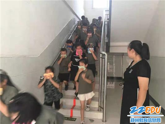 学生有序撤离 (2) 学生有序撤离 (2)