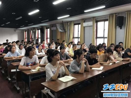 5参会的各班级学生认真听取工作内容 5参会的各班级学生认真听取工作内容