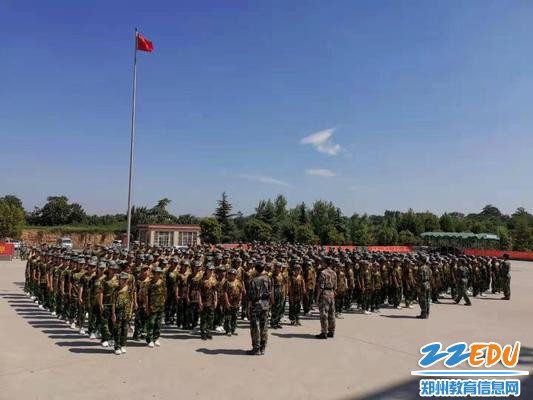 军容整齐的郑州61中新生方队